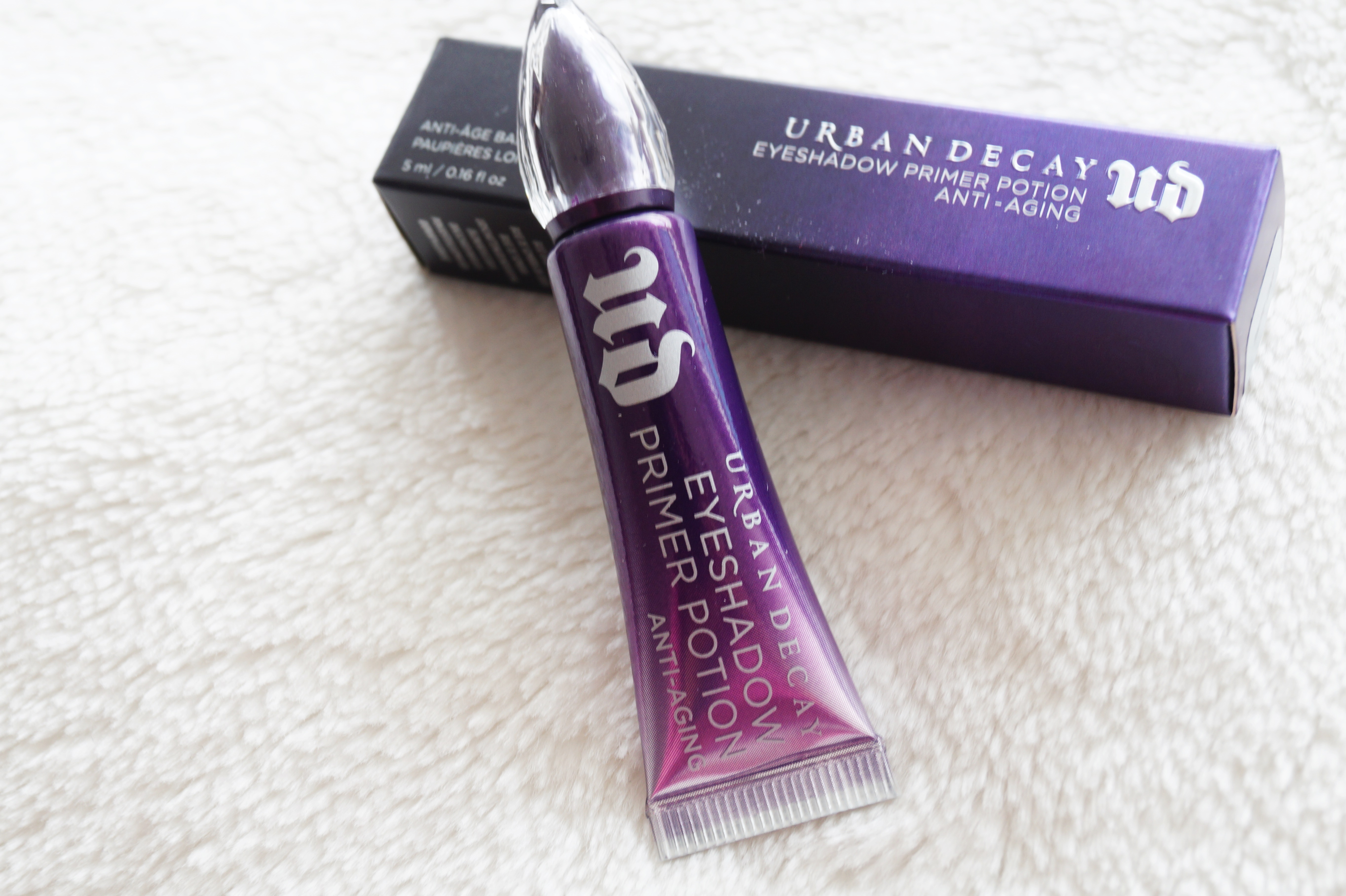 Today we are talking about the Eyeshadow Primer Potion Anti-aging by Urban Decay...